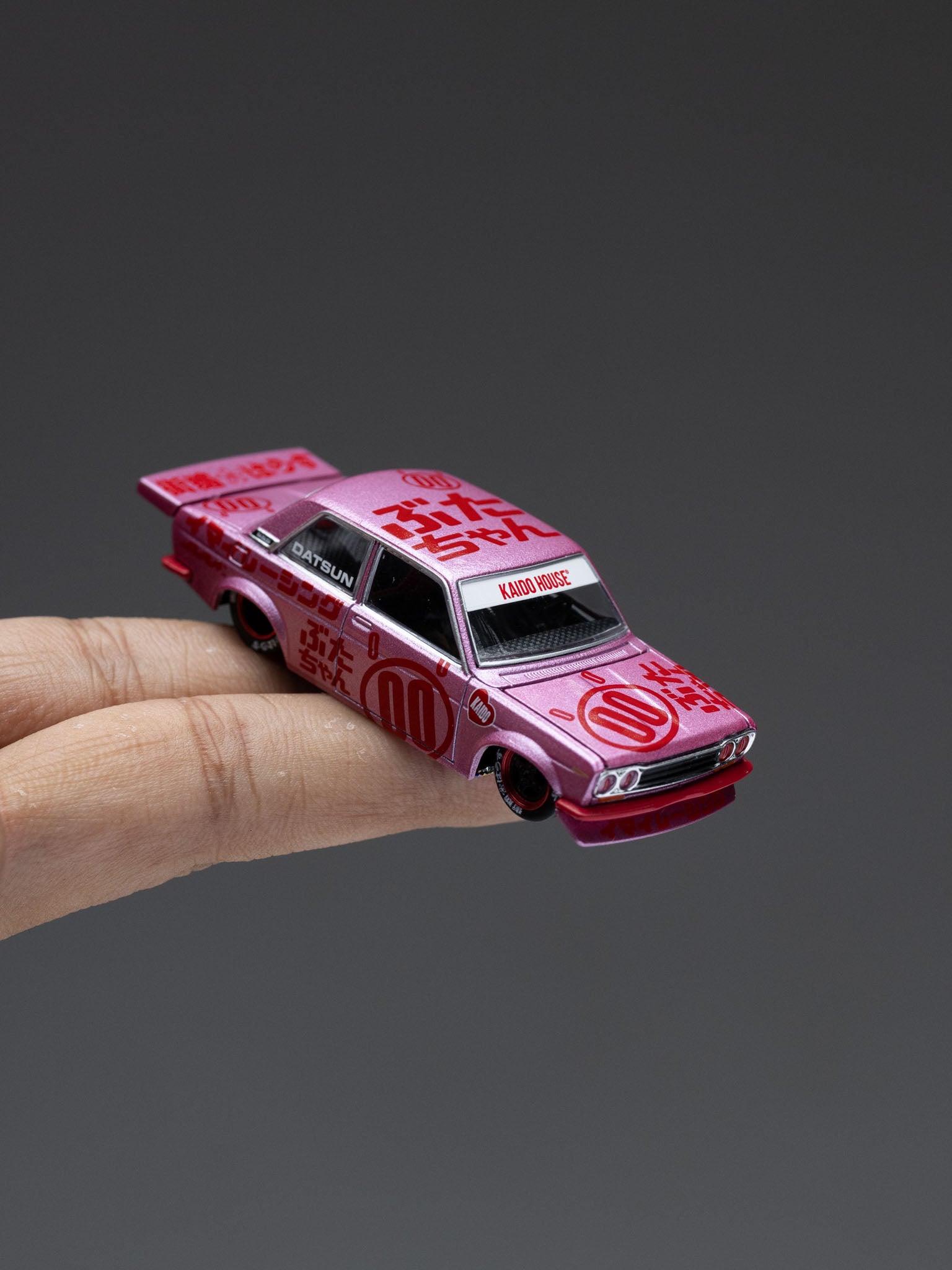 KAIDO HOUSE X MINI GT 1:64 DATSUN 510 PRO STREET BUTA V1 – PINK