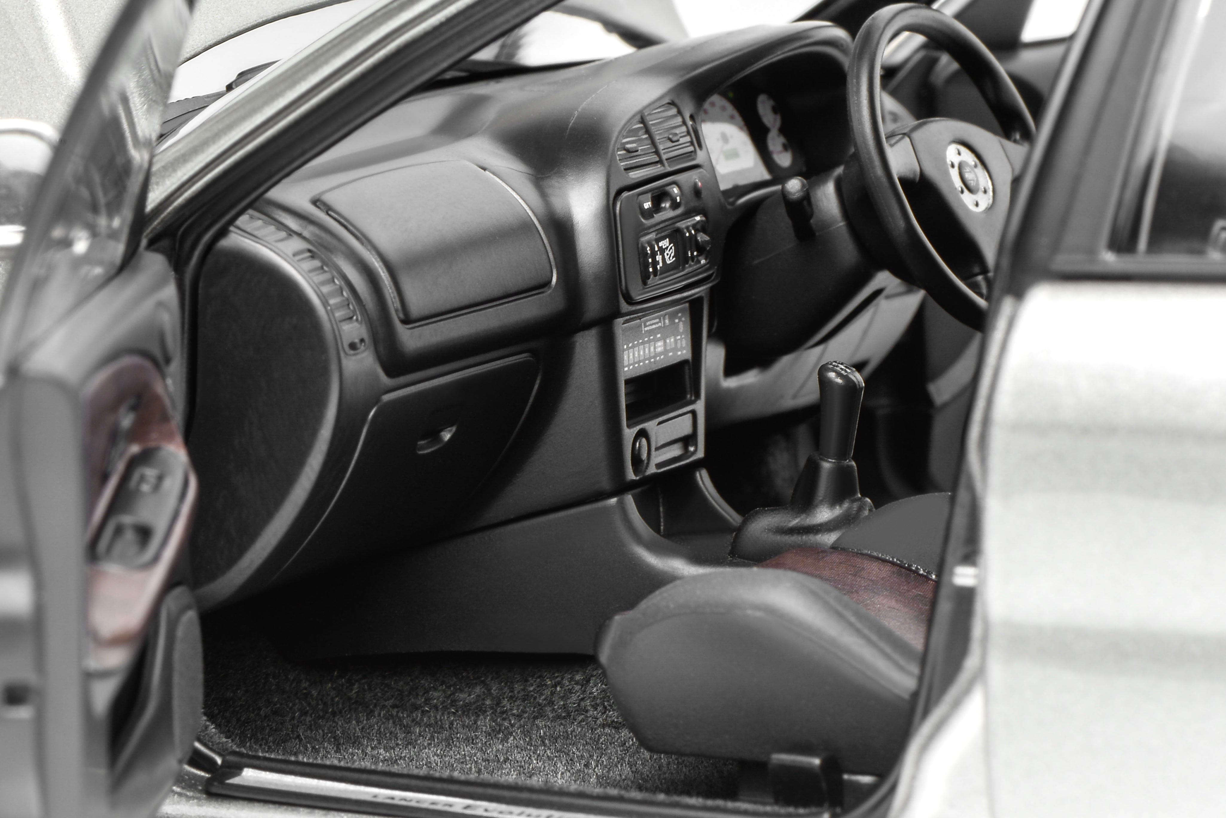 1/18 The Mitsubishi Lancer Evolution IV in Steel Silver - MOTORHELIX