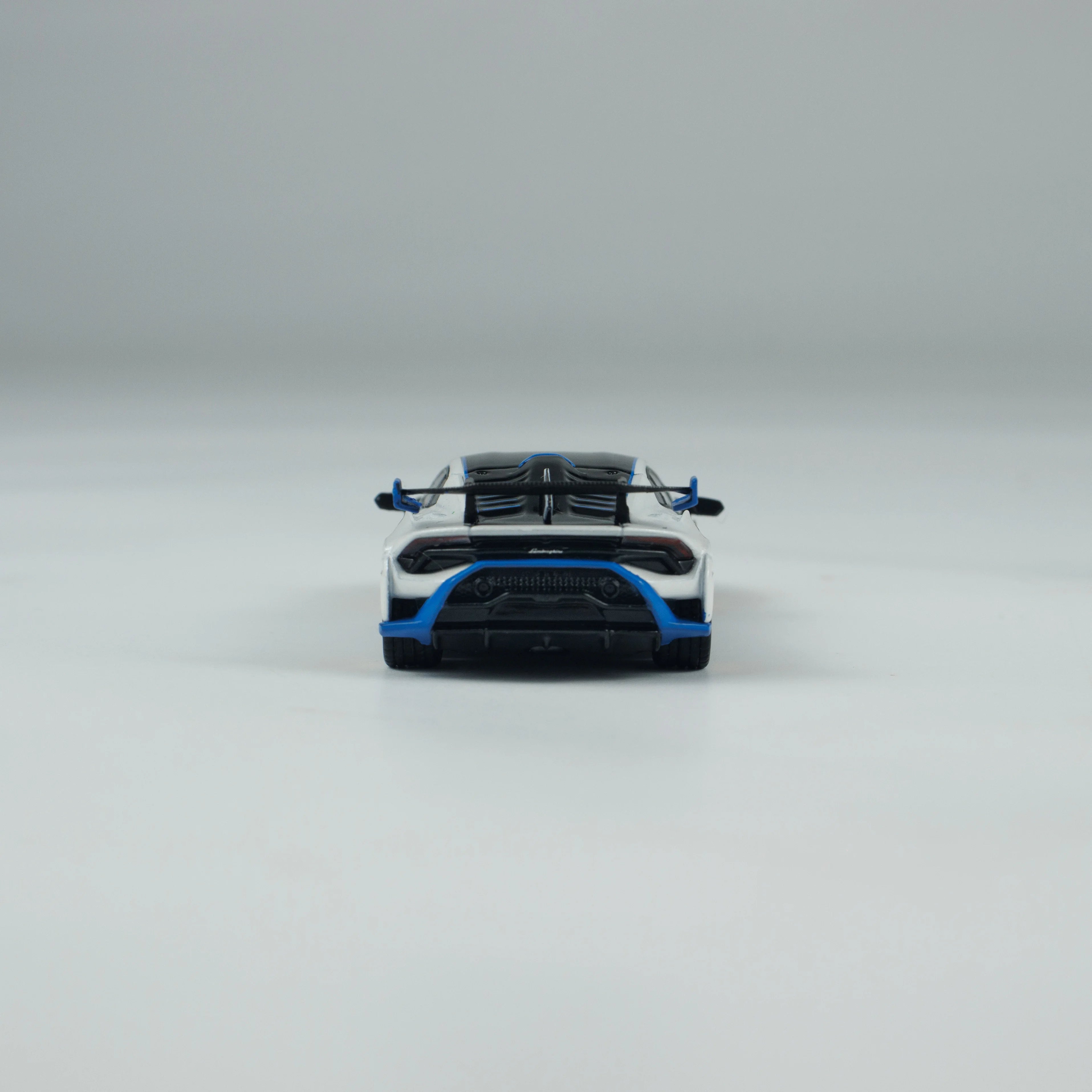 MINI GT: 1/64 Lamborghini Huracán STO Bianco Asopo RHD