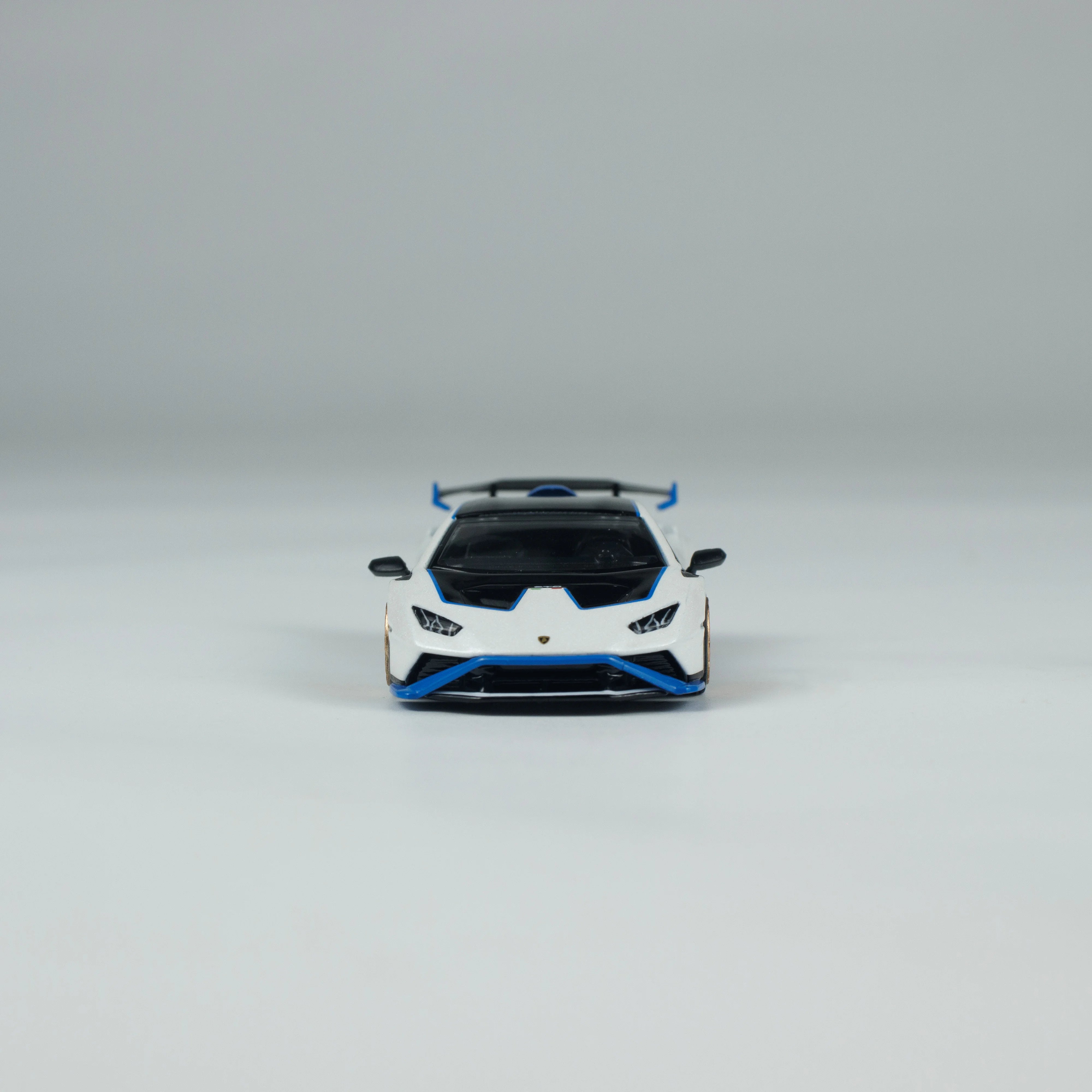 MINI GT: 1/64 Lamborghini Huracán STO Bianco Asopo RHD