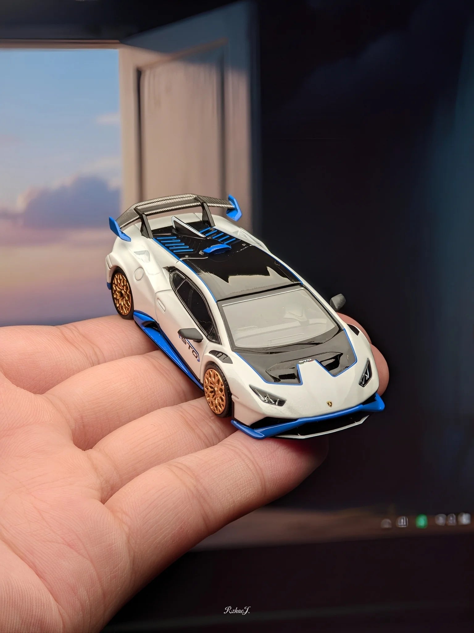 MINI GT: 1/64 Lamborghini Huracán STO Bianco Asopo BL