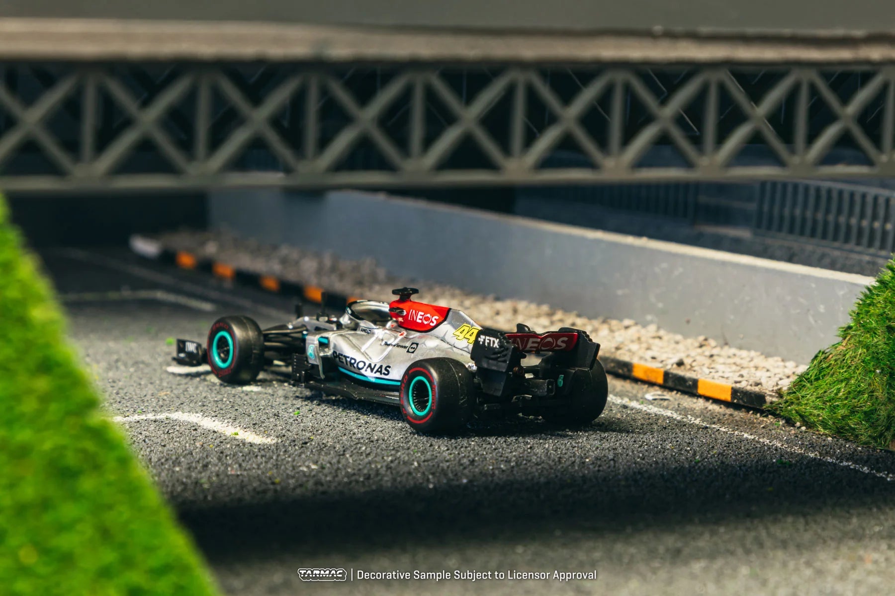 TARMAC WORKS 1:64 MERCEDES-AMG F1 W12 E PERFORMANCE T64G-F037-LV