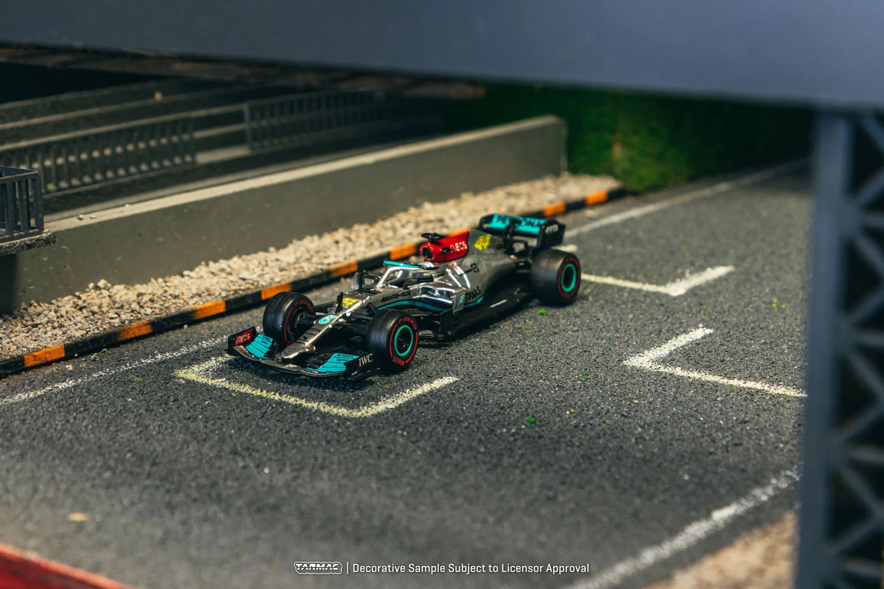 TARMAC WORKS 1:64 MERCEDES-AMG F1 W12 E PERFORMANCE T64G-F037-LV
