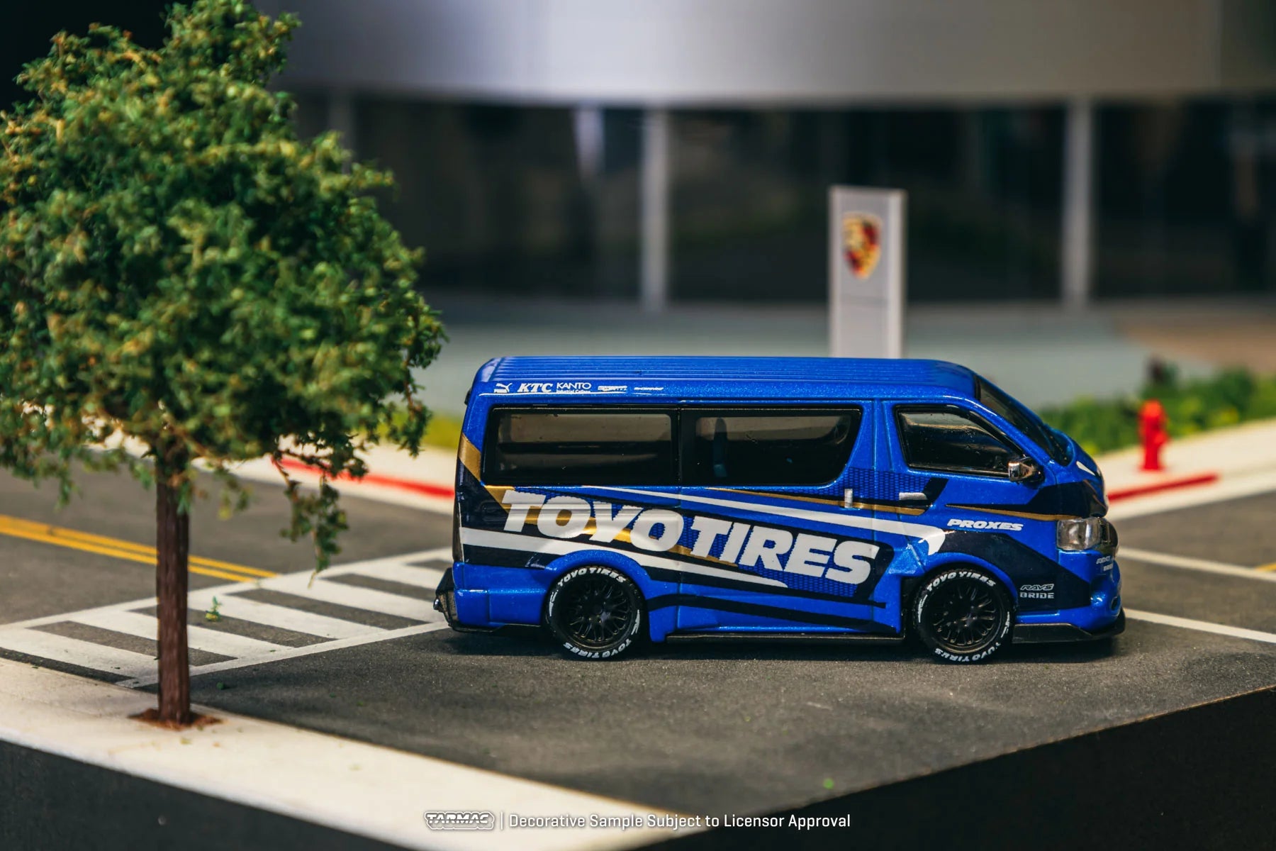 TARMAC WORKS 1:64 TOYOTA HIACE WIDEBODY TOYO TIRES T64-038-TOYO