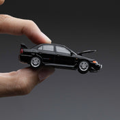 POPRACE 1:64 MITSUBISHI LANCER EVOLUTION IV – PYRENEES BLACK PEARL