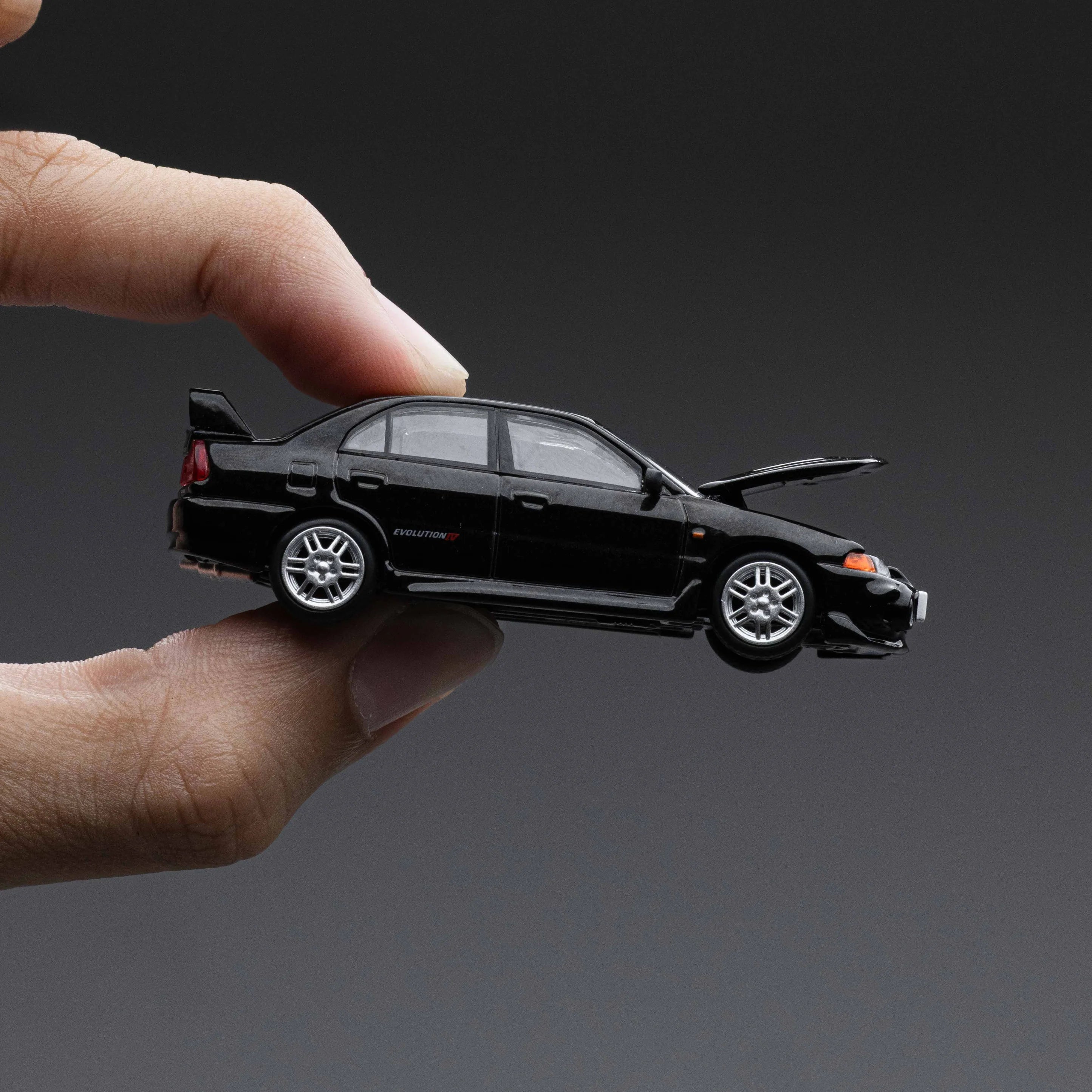 POPRACE 1:64 MITSUBISHI LANCER EVOLUTION IV – PYRENEES BLACK PEARL