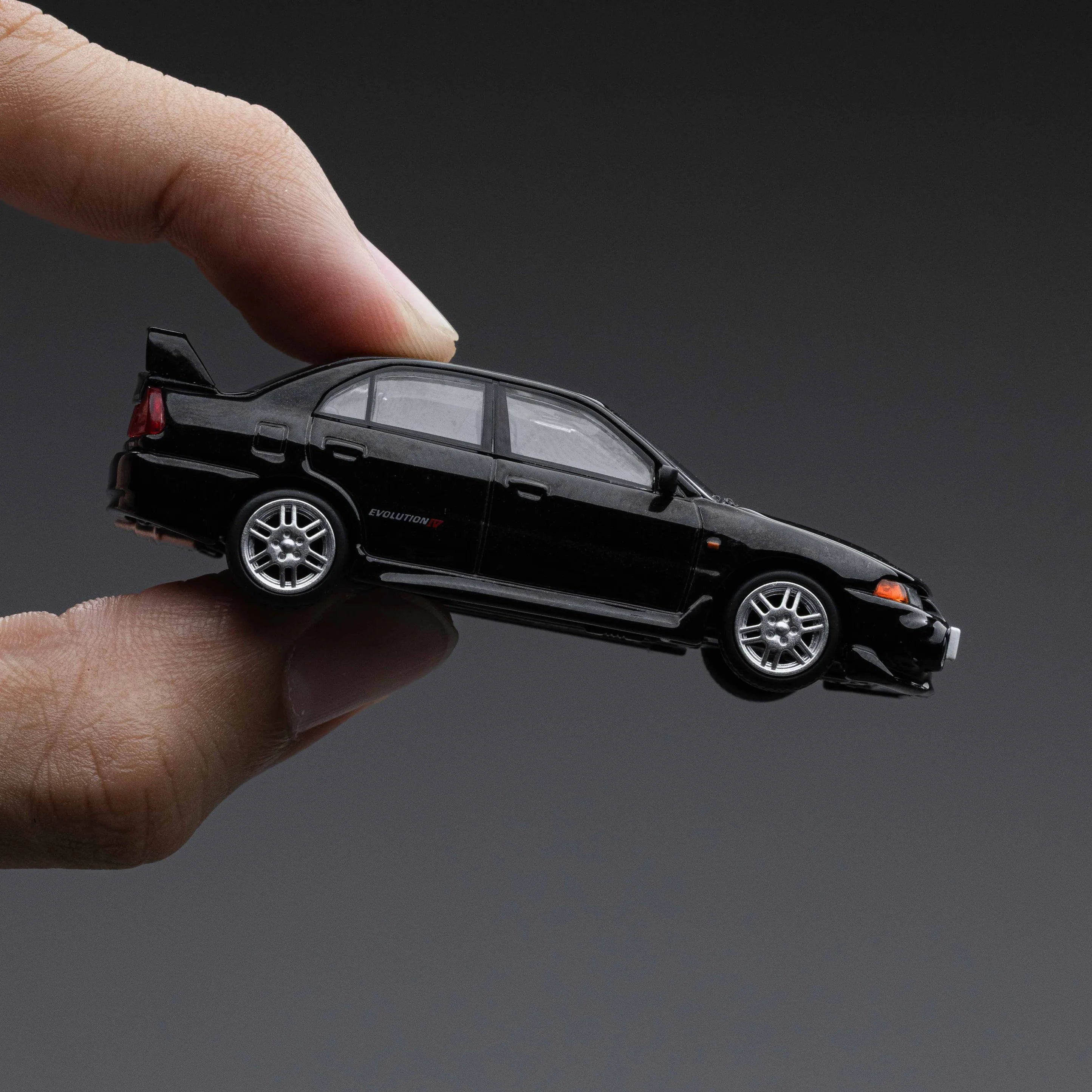 POPRACE 1:64 MITSUBISHI LANCER EVOLUTION IV – PYRENEES BLACK PEARL