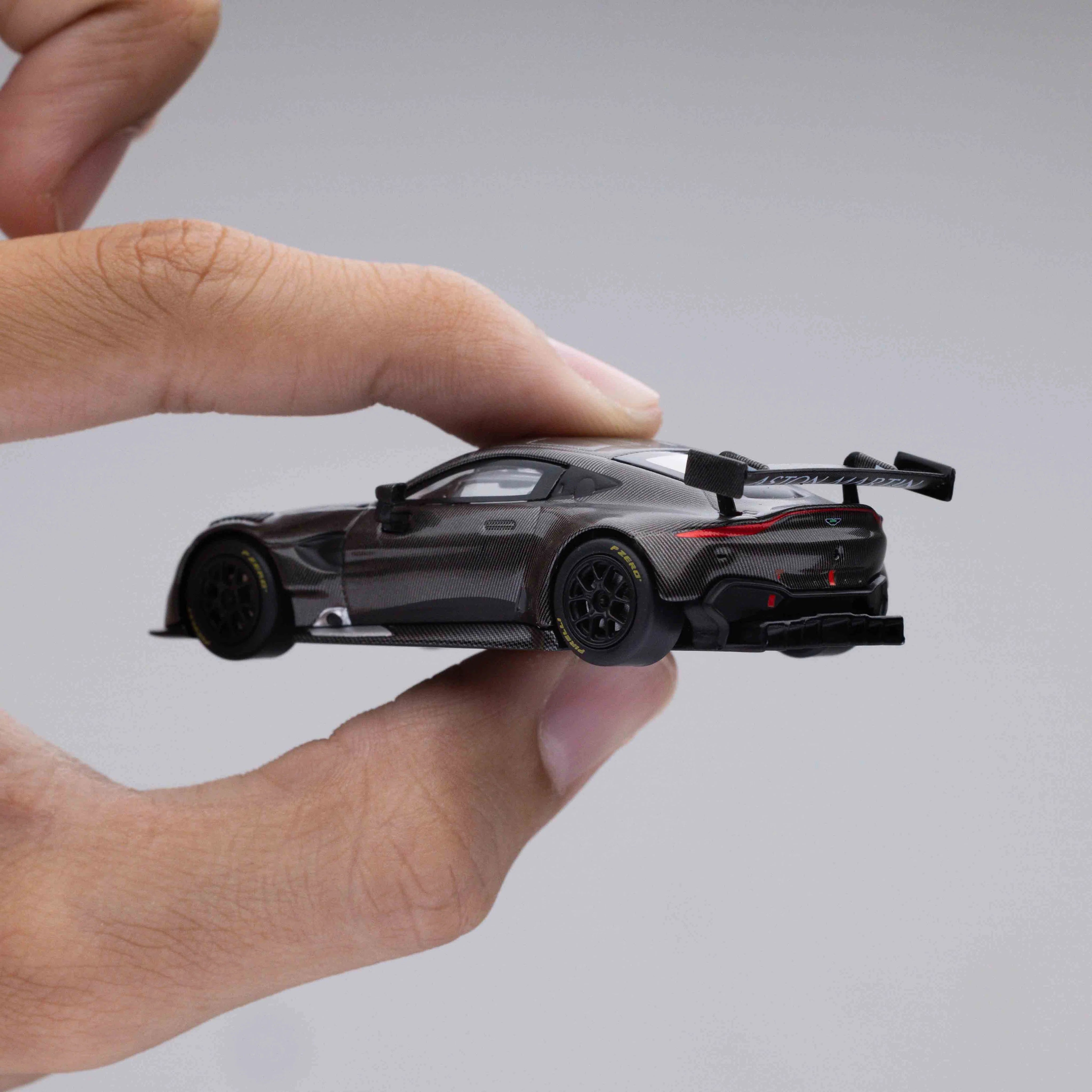 POP RACE 1:64 ASTON MARTIN VANTAGE GT3 CARBON EDITION