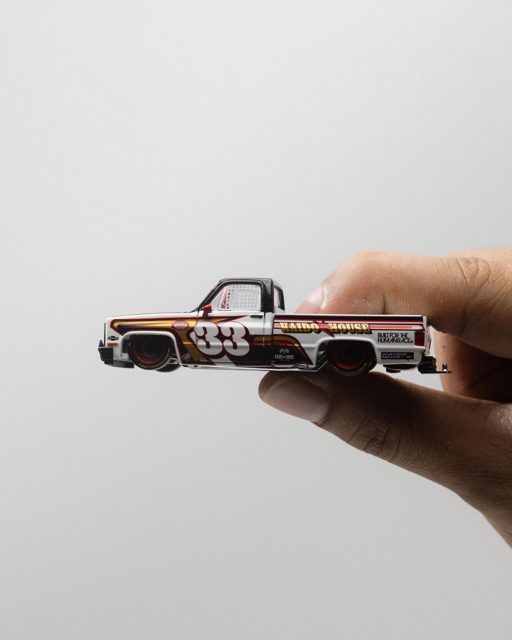 KaidoHouse x Mini GT Chevrolet Silverado KAIDO Intimidator V1 KHMG212