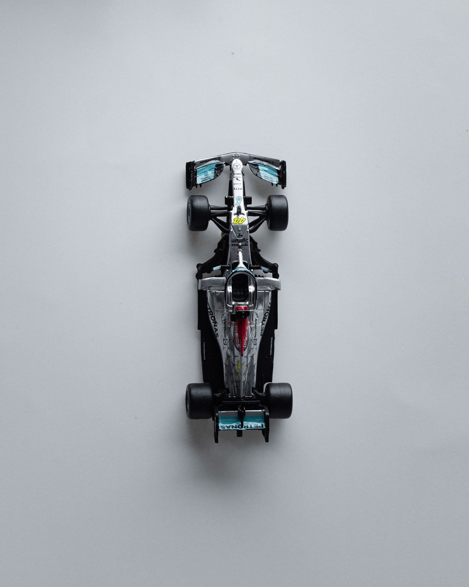 TARMAC WORKS 1:64 MERCEDES-AMG F1 W12 E PERFORMANCE T64G-F037-LV