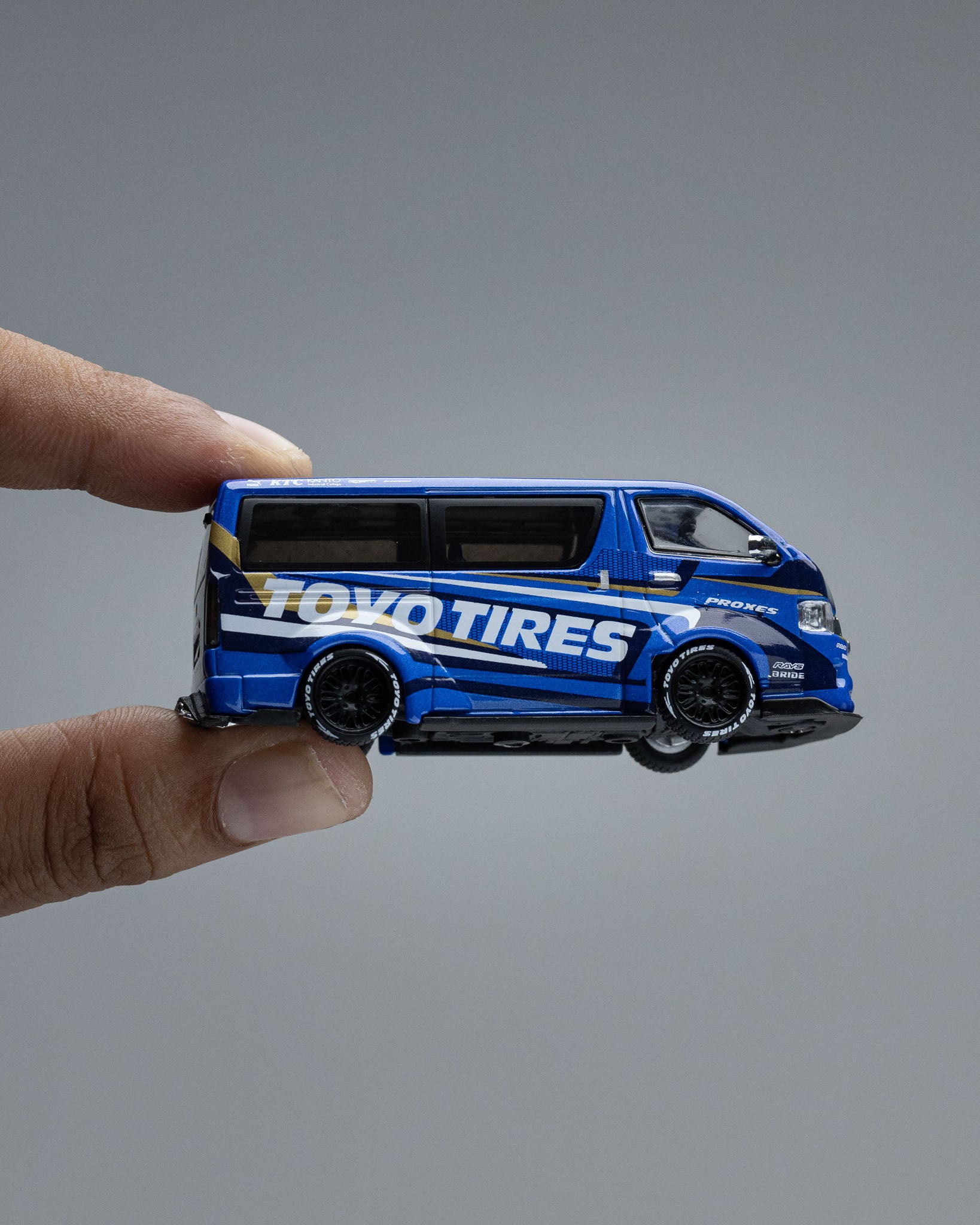 TARMAC WORKS 1:64 TOYOTA HIACE WIDEBODY TOYO TIRES T64-038-TOYO