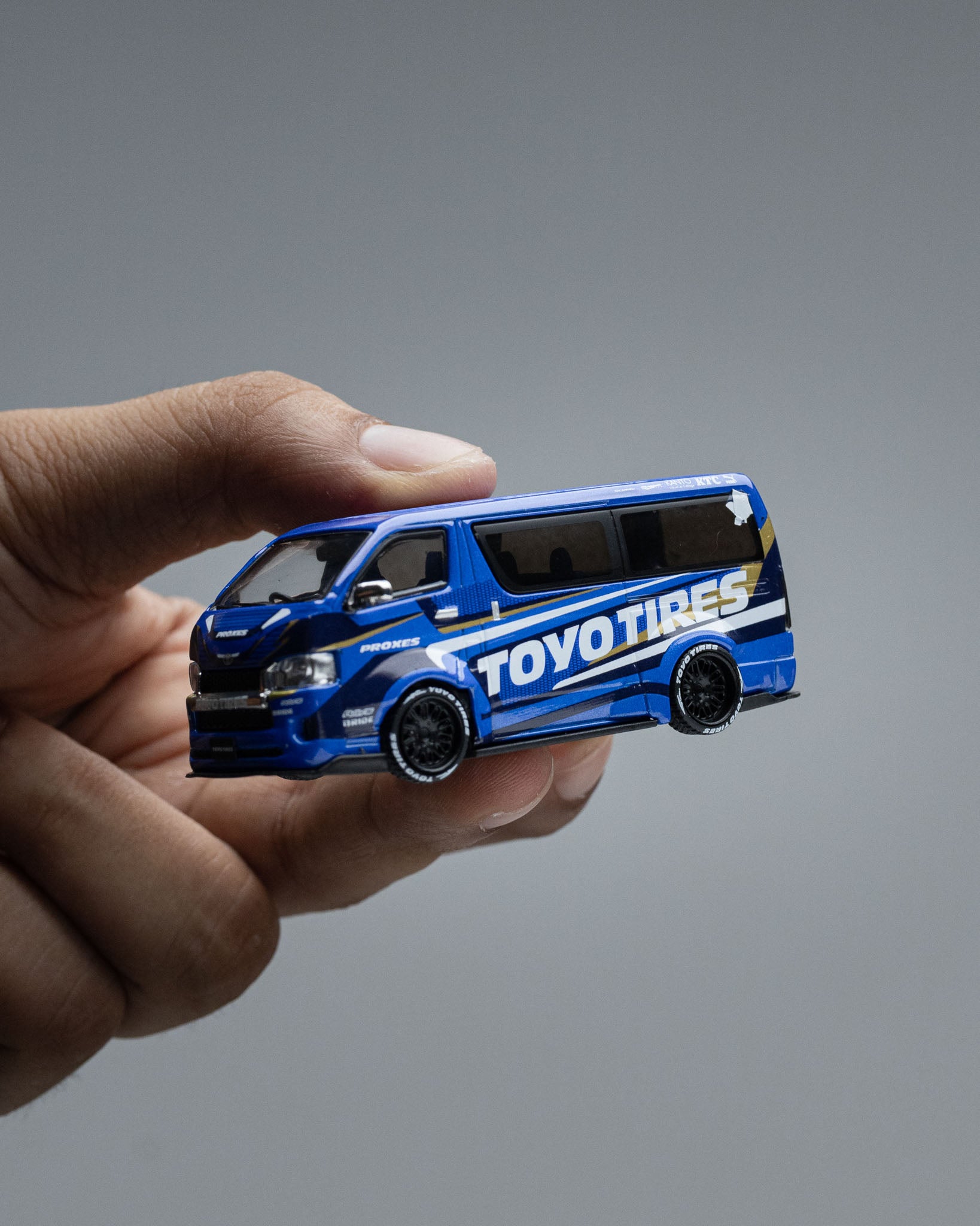 TARMAC WORKS 1:64 TOYOTA HIACE WIDEBODY TOYO TIRES T64-038-TOYO