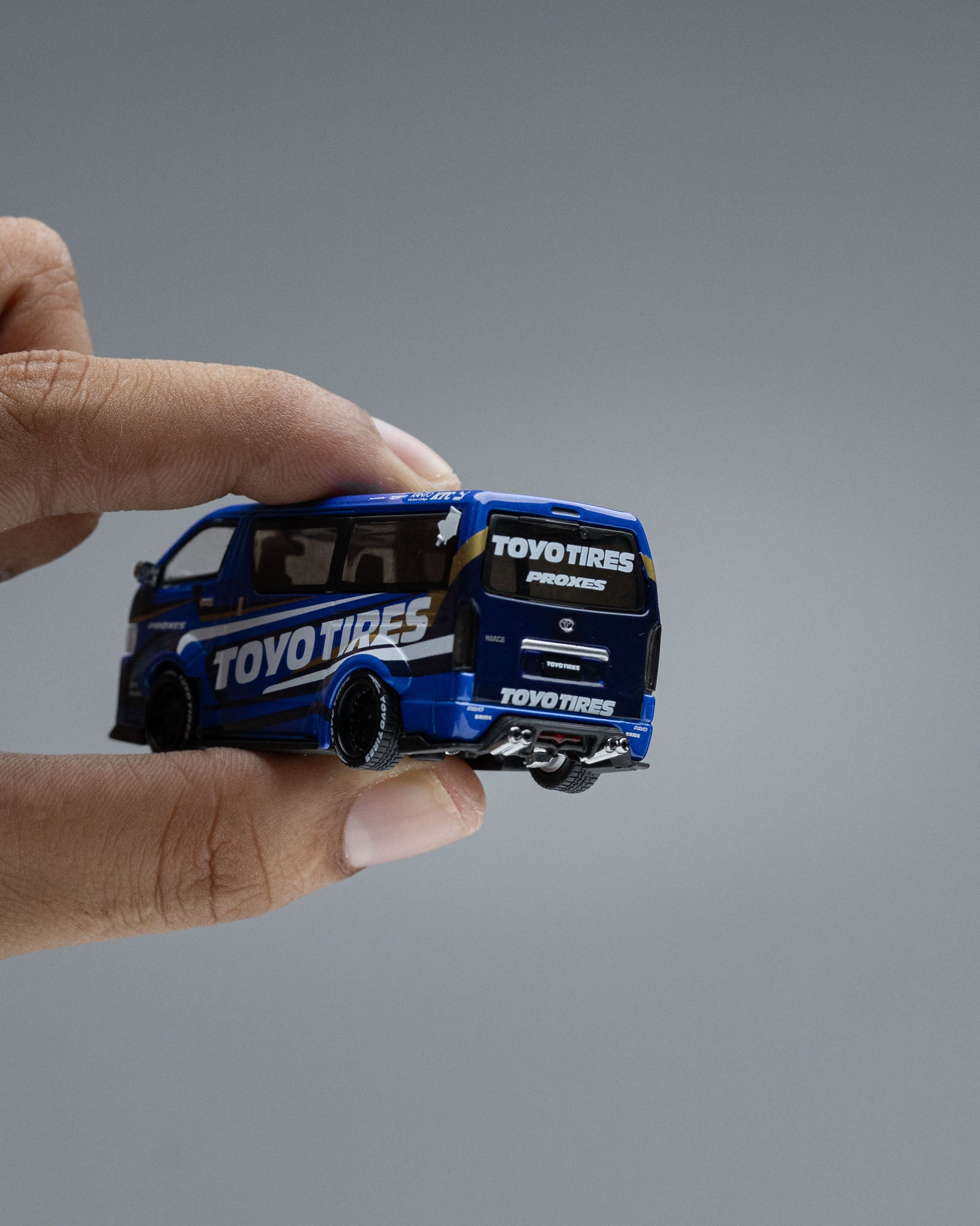 TARMAC WORKS 1:64 TOYOTA HIACE WIDEBODY TOYO TIRES T64-038-TOYO