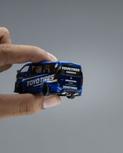 TARMAC WORKS 1:64 TOYOTA HIACE WIDEBODY TOYO TIRES T64-038-TOYO