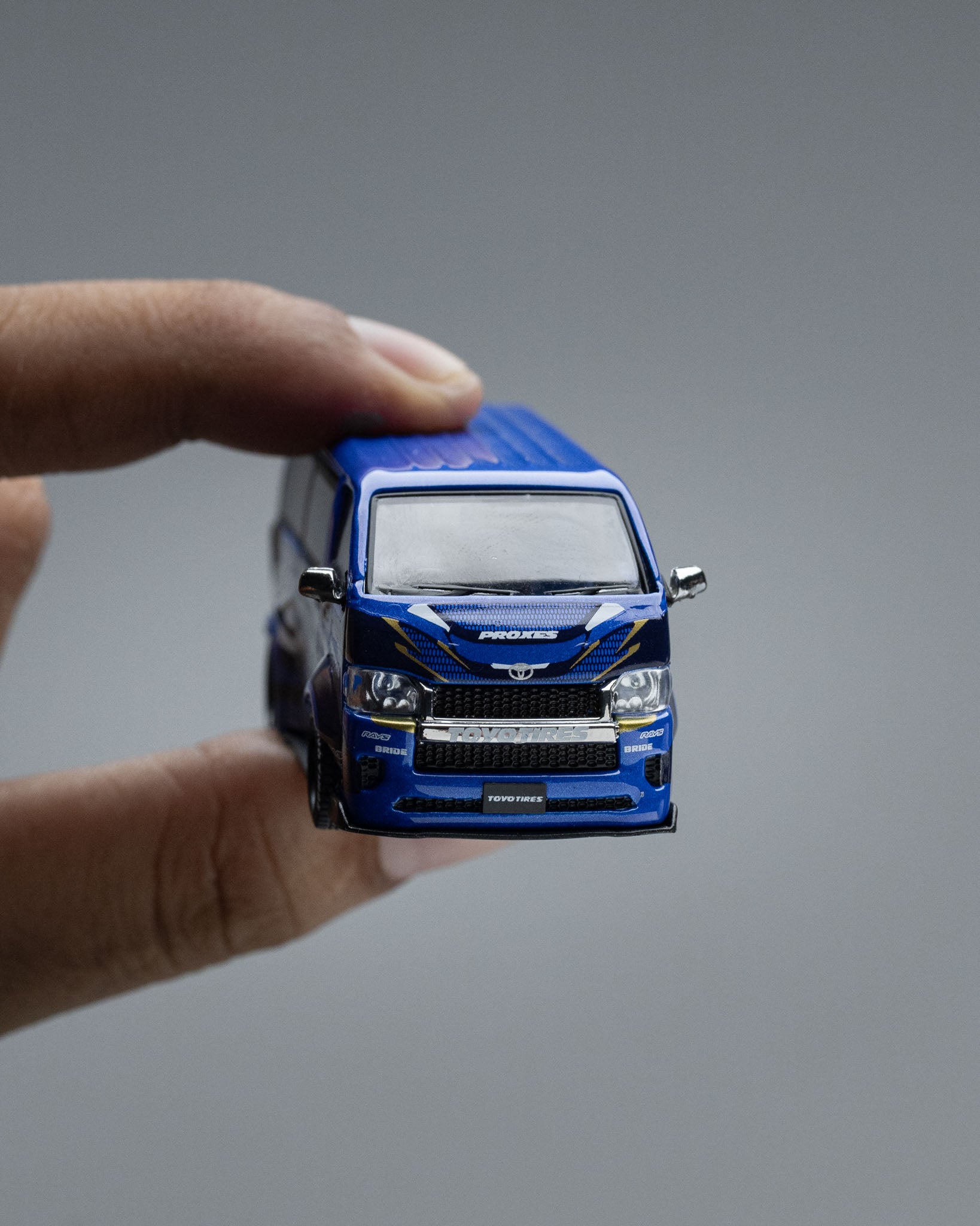 TARMAC WORKS 1:64 TOYOTA HIACE WIDEBODY TOYO TIRES T64-038-TOYO