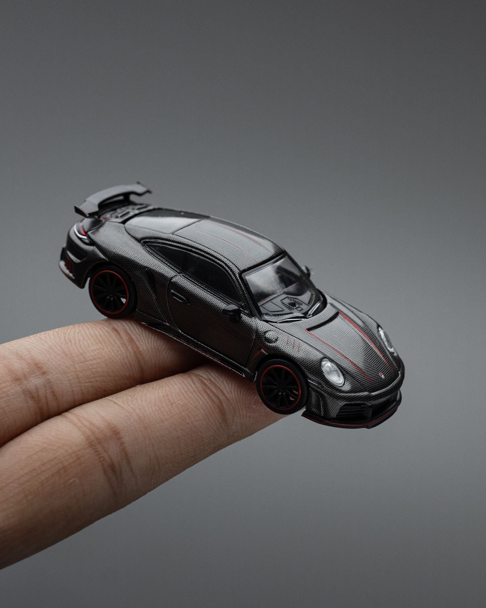 POP RACE 1:64 Porsche Stinger 992 Carbon Edition (Red Line) - PR640192