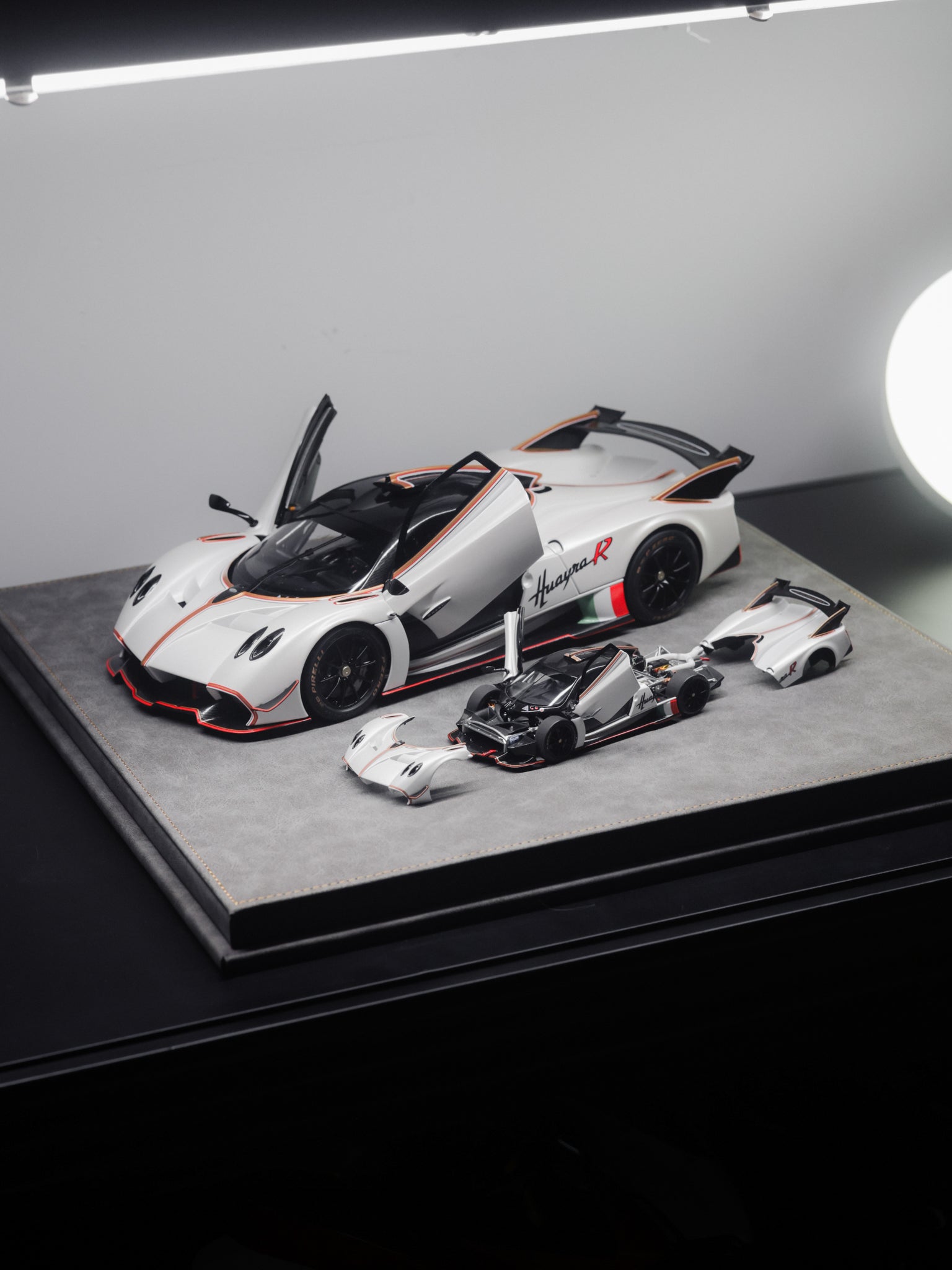 Set 1/18 and 1/64 LCD Pagani Huayra R Matte Pearl White