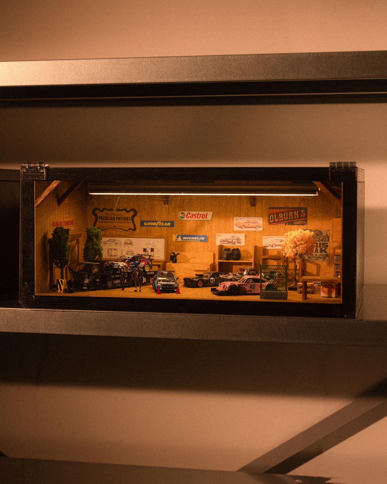 WOOD GARAGE FOR 1/64 WITH LIGHTING