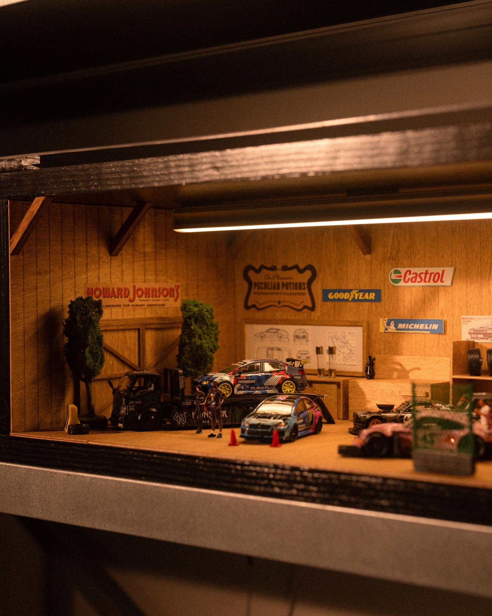 WOOD GARAGE FOR 1/64 WITH LIGHTING