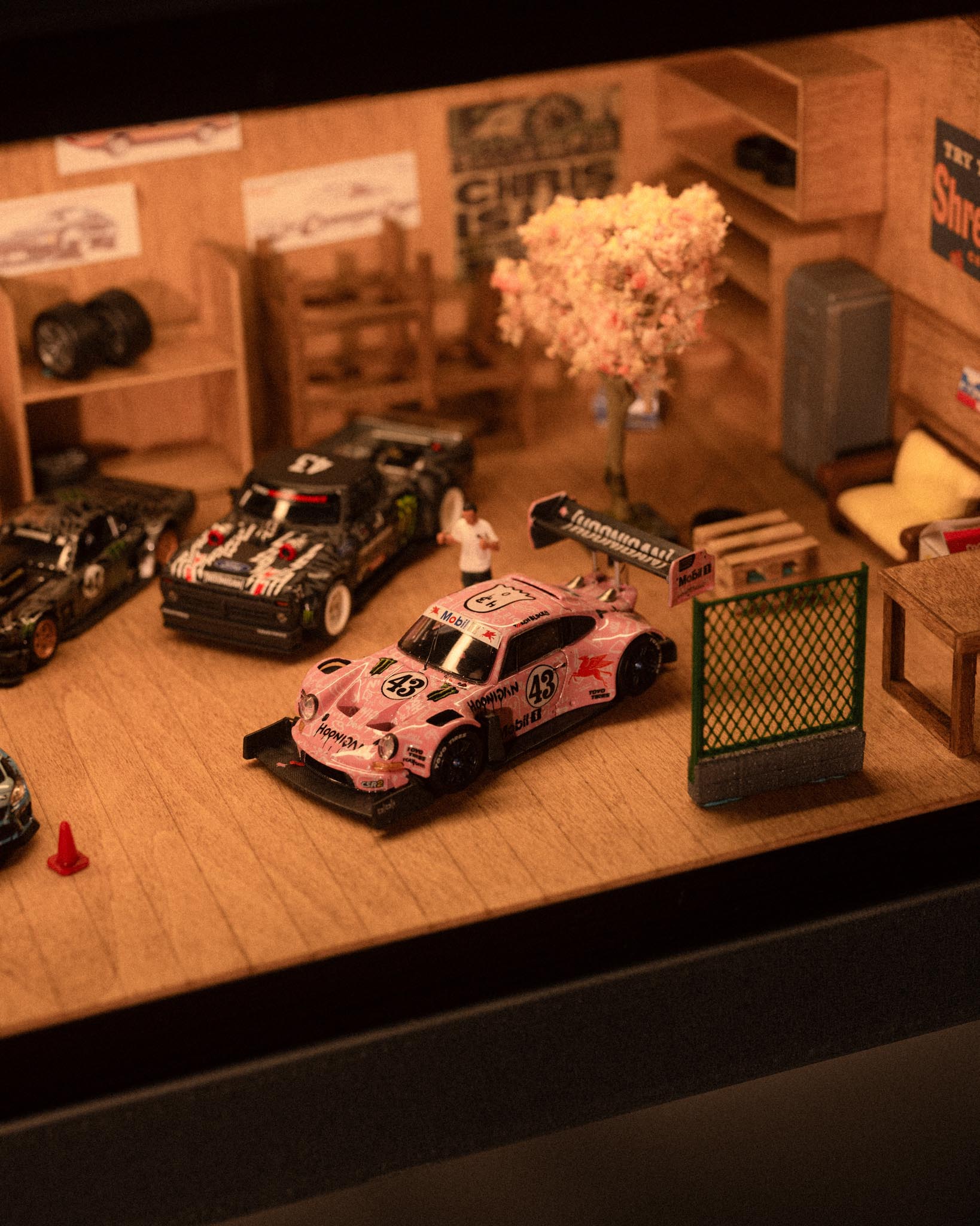 WOOD GARAGE FOR 1/64 WITH LIGHTING