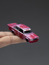 KAIDO HOUSE X MINI GT 1:64 DATSUN 510 PRO STREET BUTA V1 – PINK KHMG161