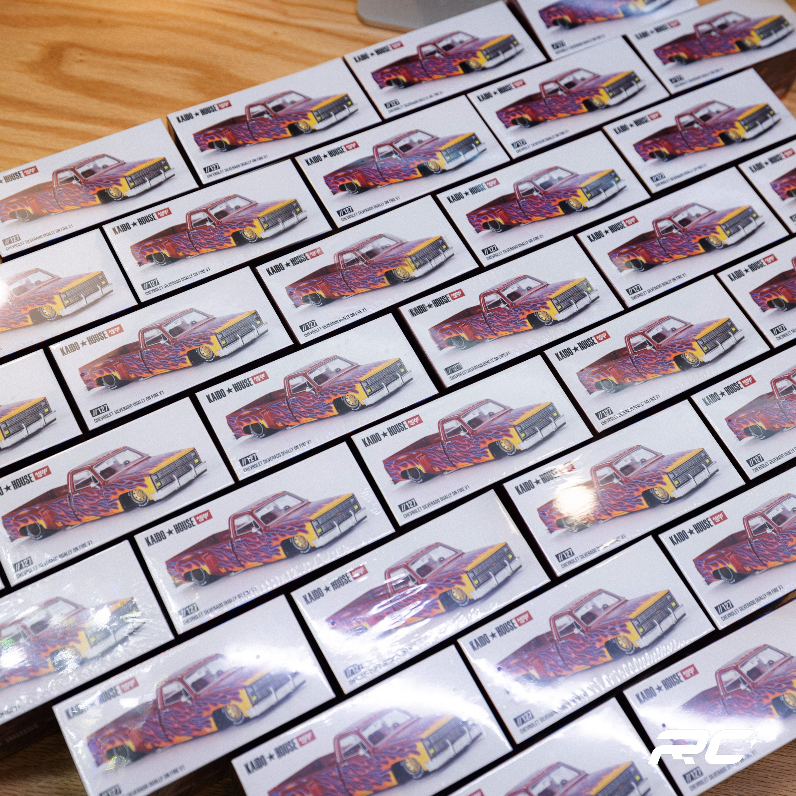 Kaido House + MINIGT Chevrolet Silverado Dually on Fire V1