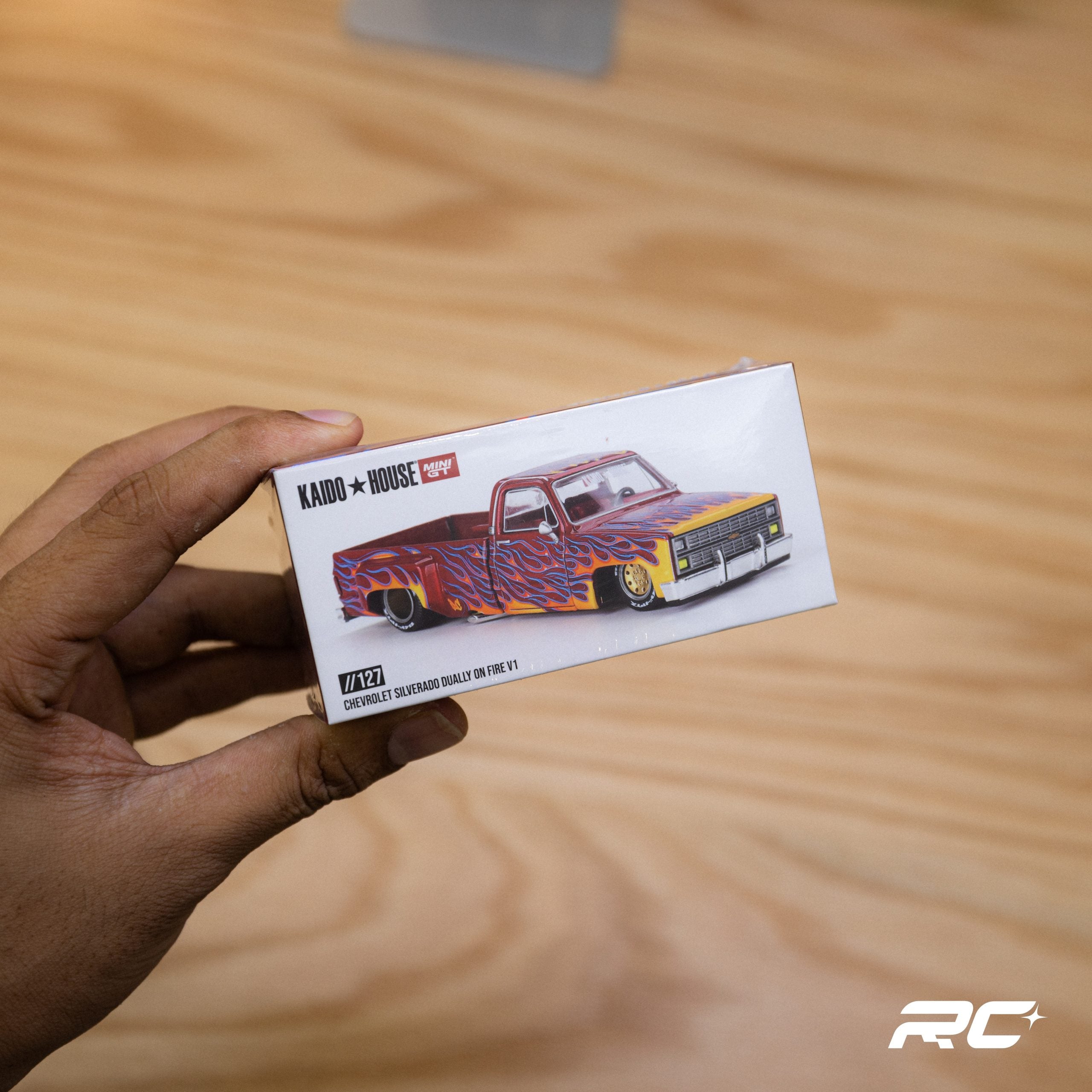 Kaido House + MINIGT Chevrolet Silverado Dually on Fire V1