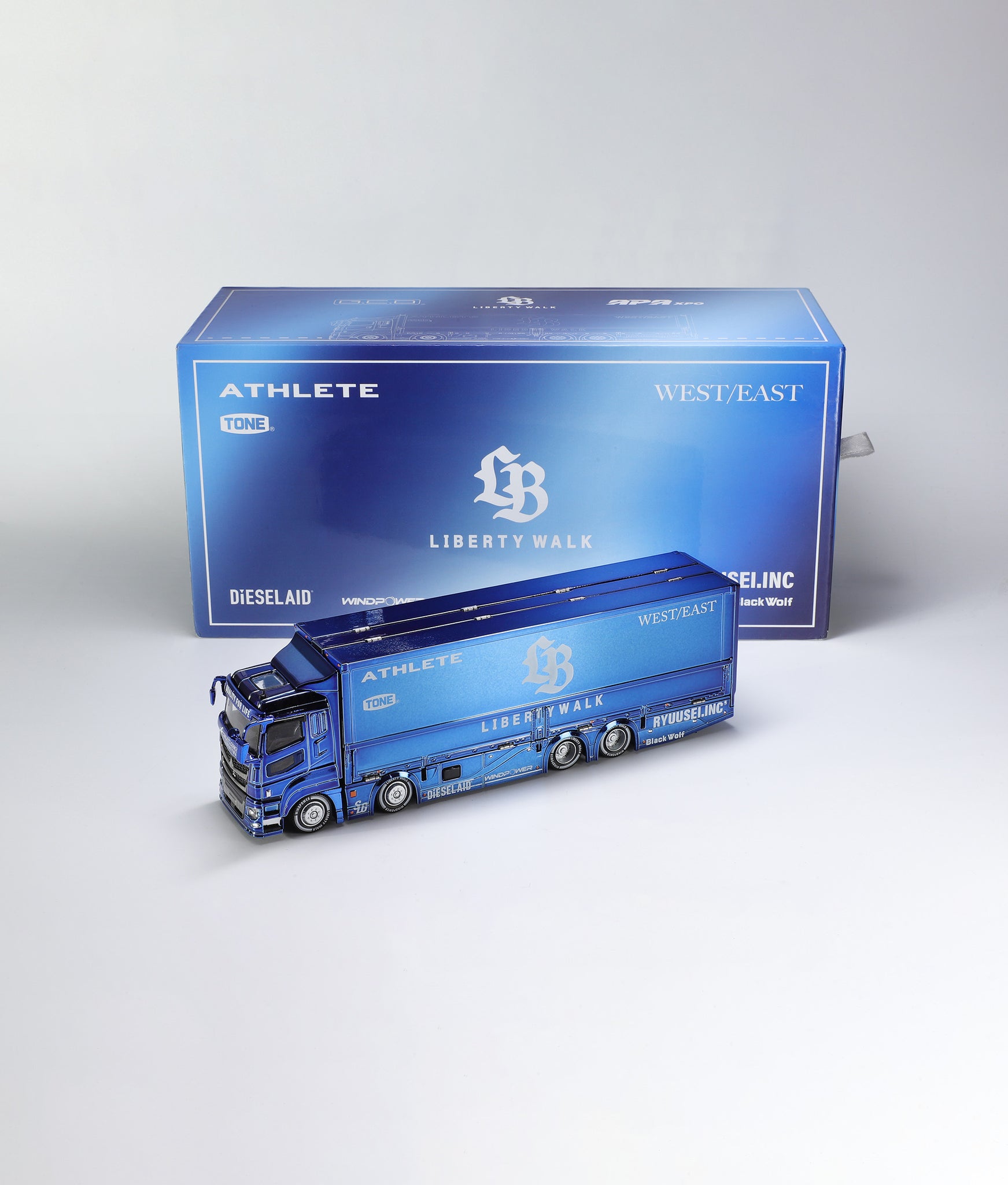 GCD 1:64 Mitsubishi Fuso Super Great Transport LBWK APA xpo