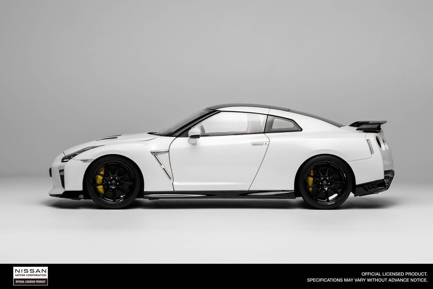 NISSAN R35 GT-R SpecV Brilliant White Pearl -- HPI #8438 1/43 NISSAN R35 GT-R SpecV Brilliant White Pearl -- HPI #8438 1/43