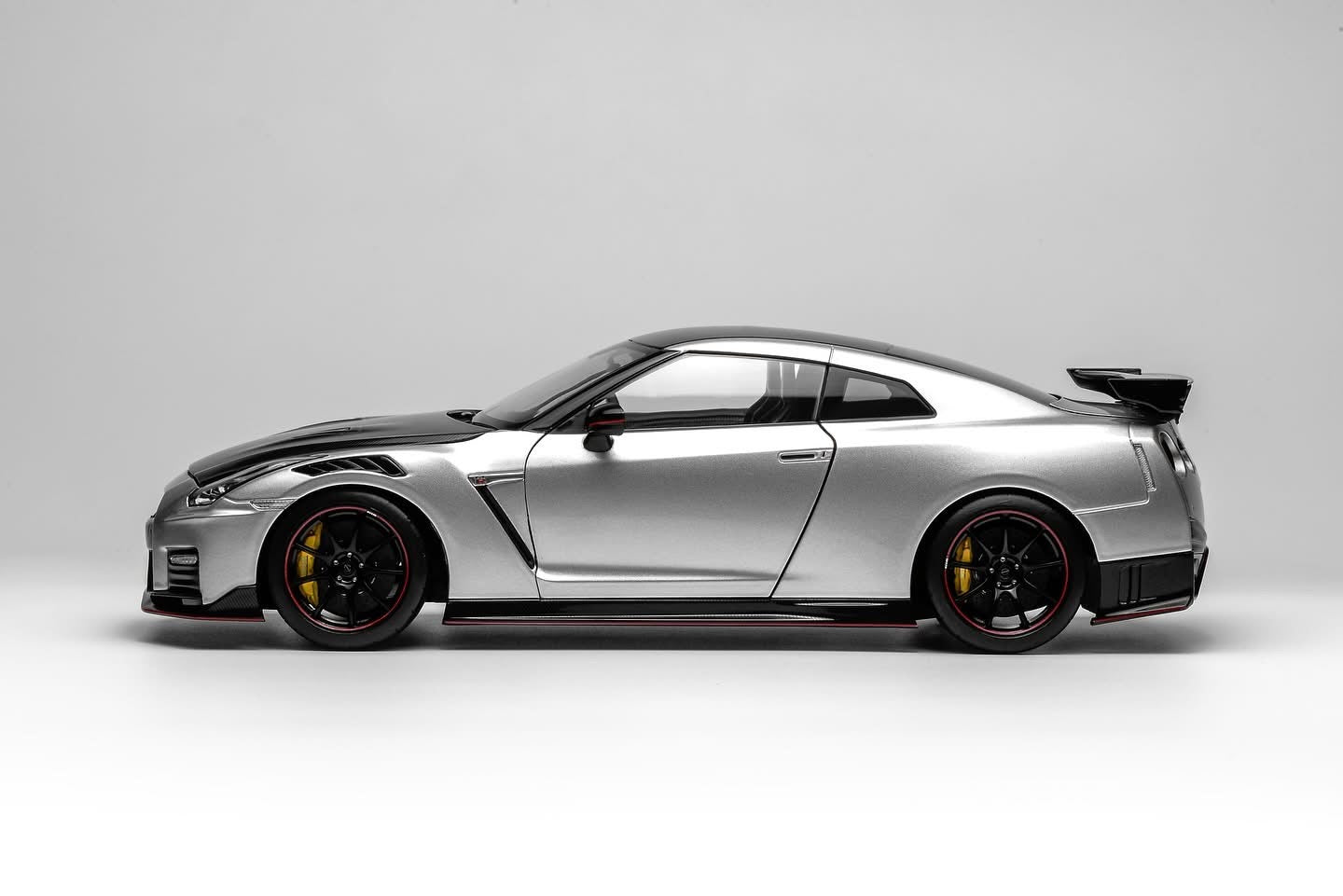 MOTORHELIX 1:18 Nissan GT-R NISMO (R35) Special Edition 2022 NISMO Ultimate Metal Silver