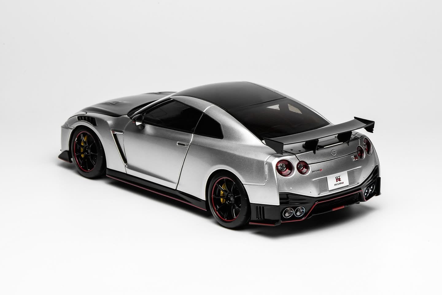 MOTORHELIX 1:18 Nissan GT-R NISMO (R35) Special Edition 2022 NISMO Ultimate Metal Silver