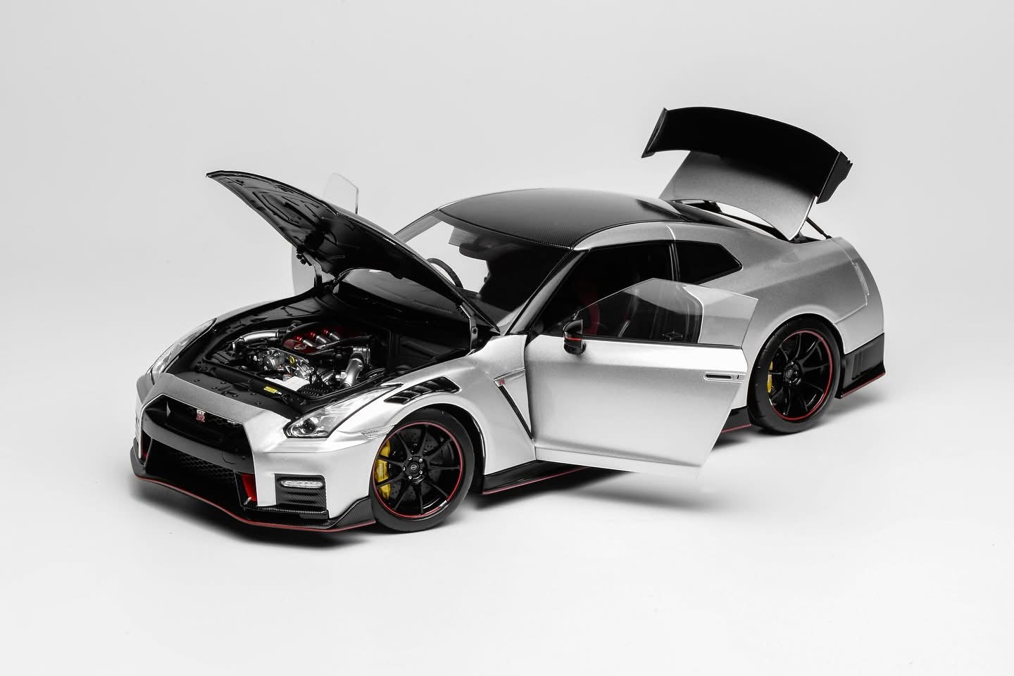 MOTORHELIX 1:18 Nissan GT-R NISMO (R35) Special Edition 2022 NISMO Ultimate Metal Silver