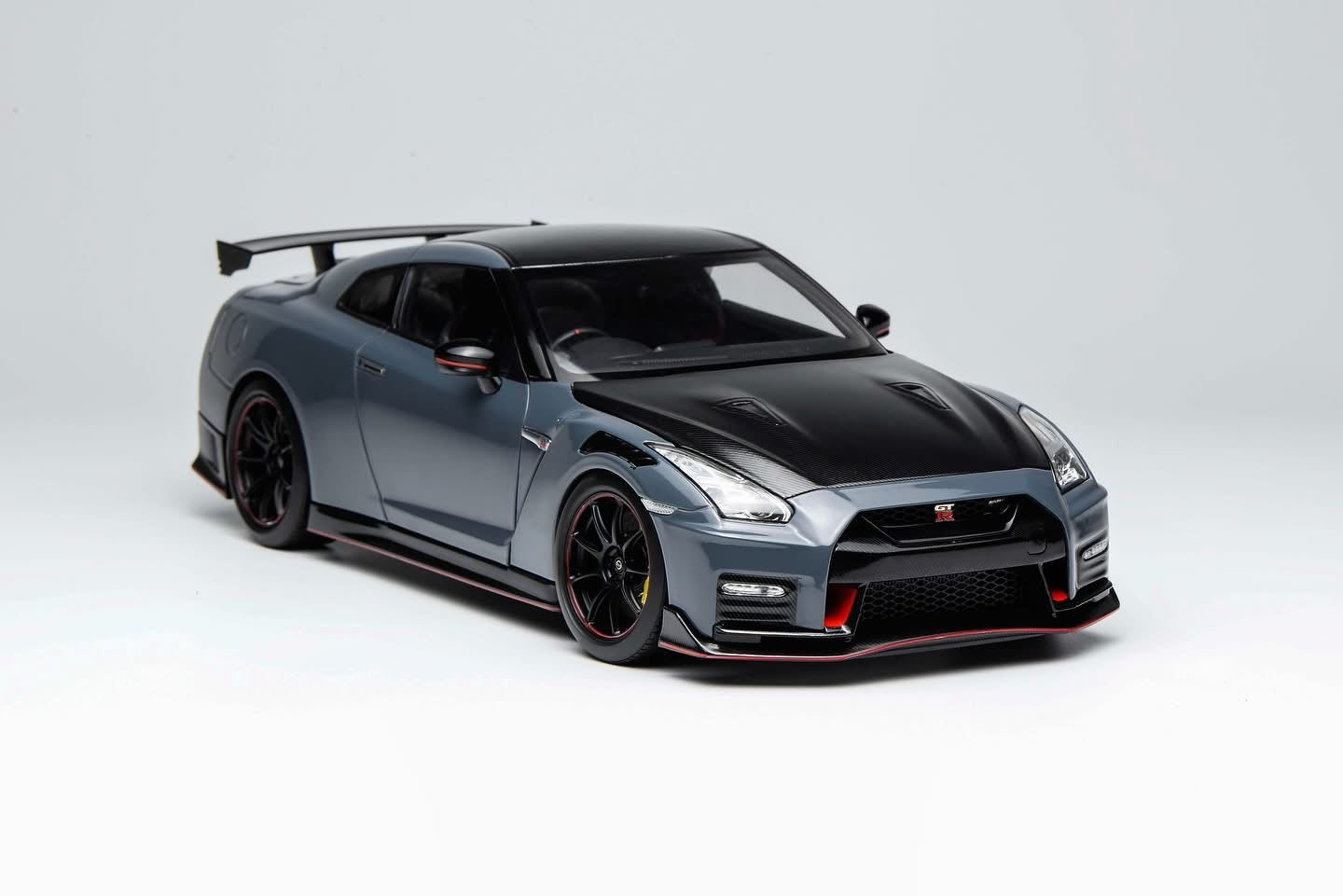 MOTORHELIX 1:18 Nissan GT-R NISMO (R35) Special Edition 2022 NISMO Stealth Gray