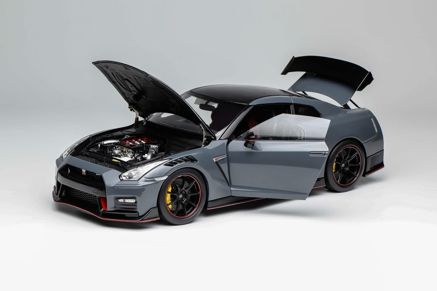 MOTORHELIX 1:18 Nissan GT-R NISMO (R35) Special Edition 2022 NISMO Stealth Gray