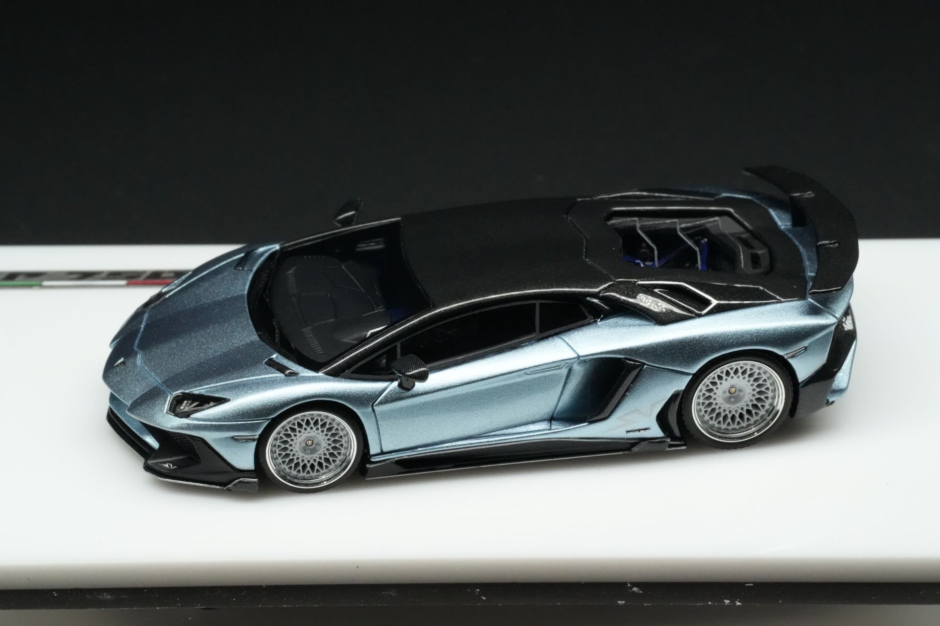 TARDIS 1:64 Lamborghini LP750-4SV