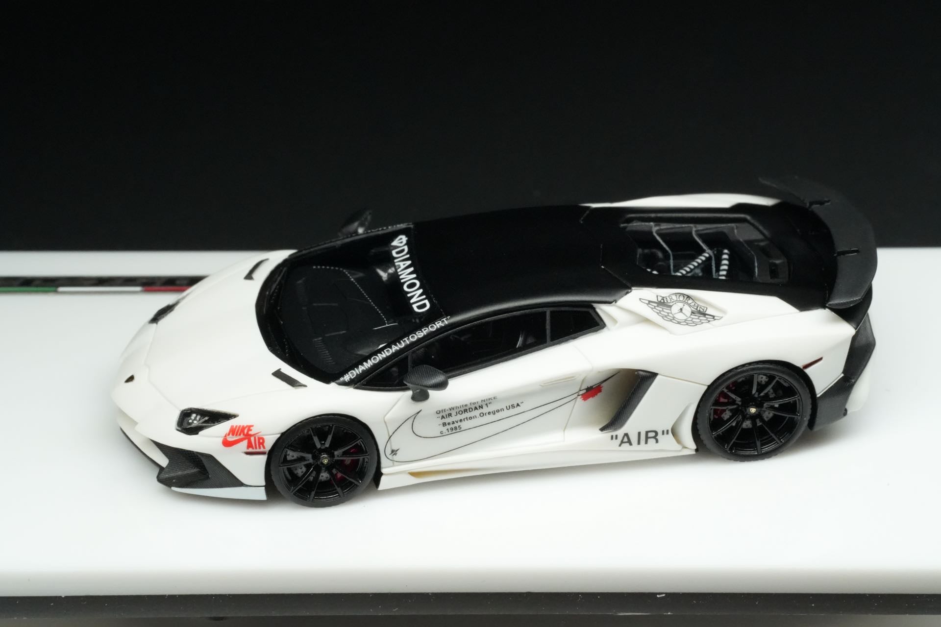TARDIS 1:64 Lamborghini LP750-4SV