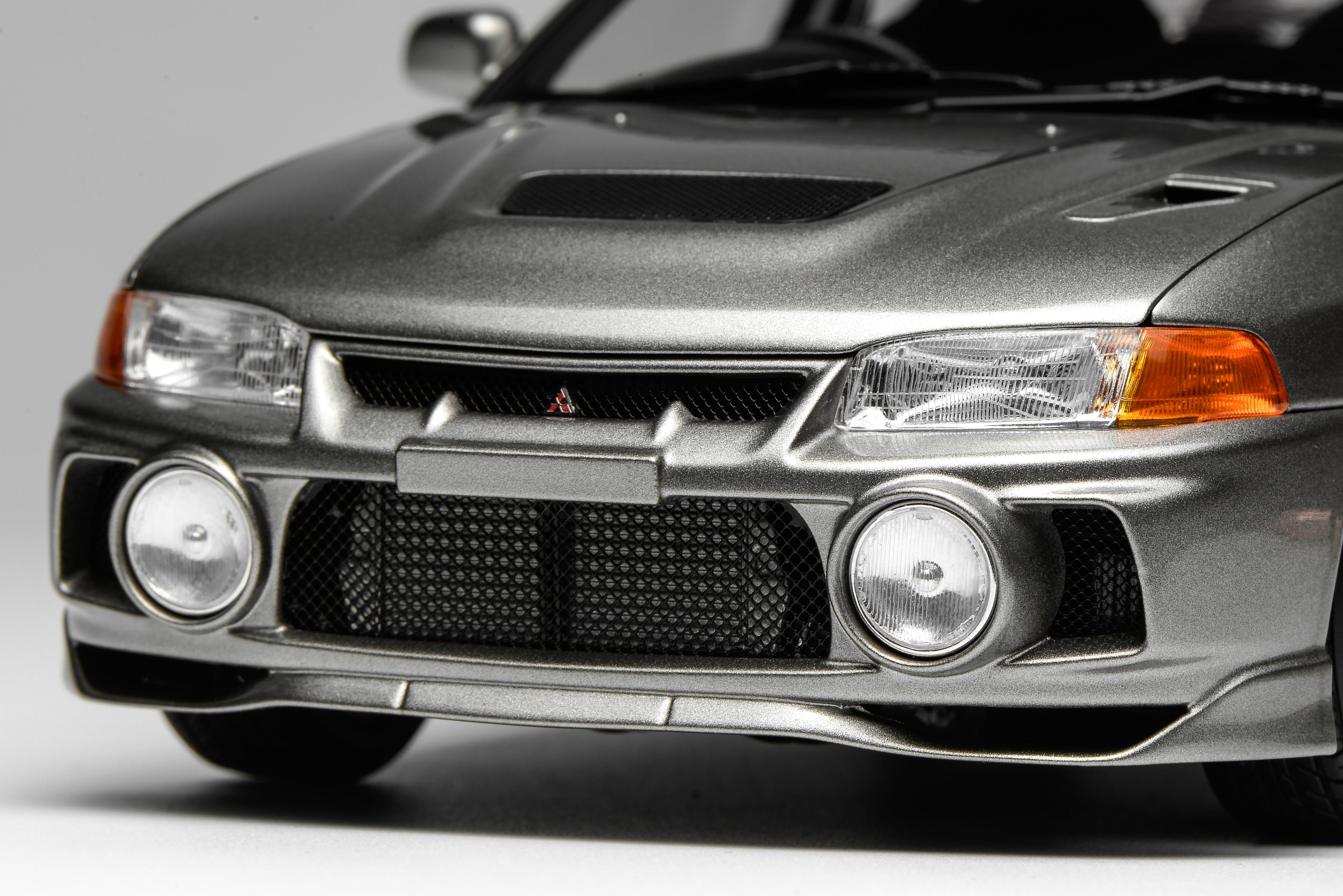1/18 The Mitsubishi Lancer Evolution IV in Steel Silver - MOTORHELIX