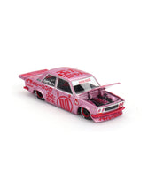 KAIDO HOUSE X MINI GT 1:64 DATSUN 510 PRO STREET BUTA V1 – PINK KHMG161