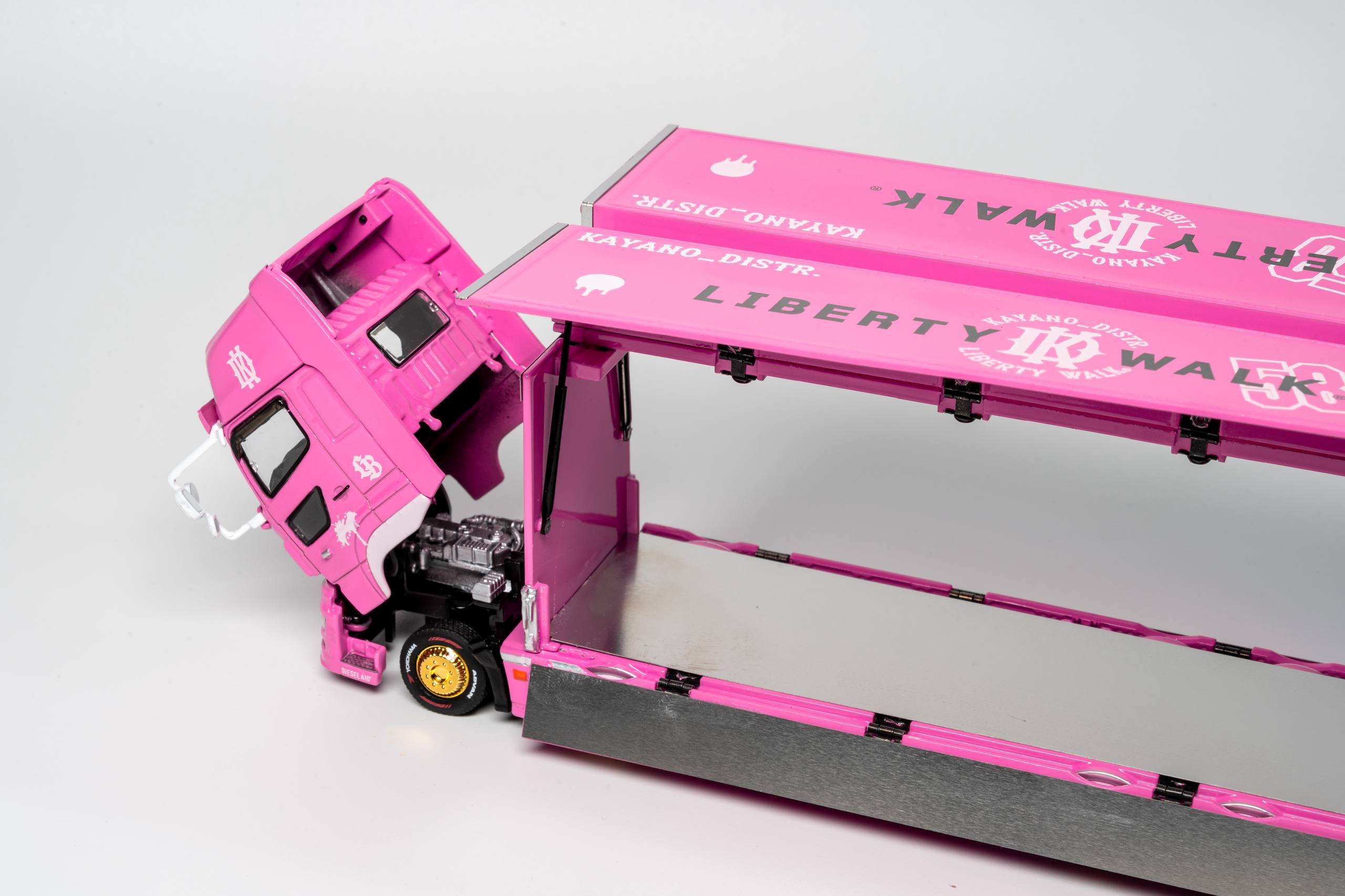 GCD 1/64 HINO Hinotai 700 Delivery Vehicle Model LB – Pink - Event