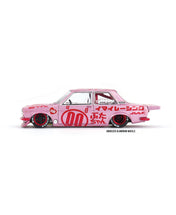 KAIDO HOUSE X MINI GT 1:64 DATSUN 510 PRO STREET BUTA V1 – PINK KHMG161