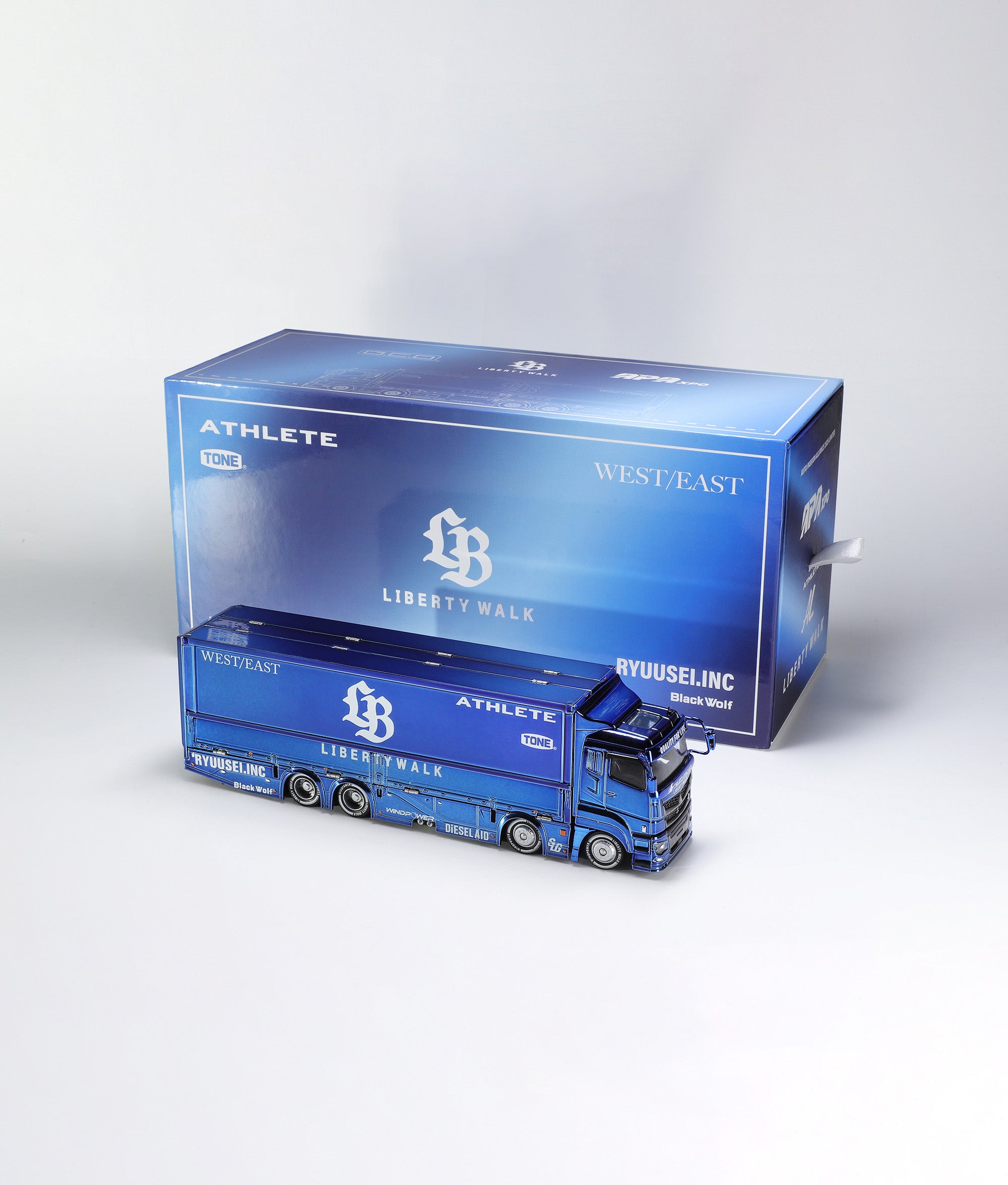 GCD 1:64 Mitsubishi Fuso Super Great Transport LBWK  APA xpo special limited